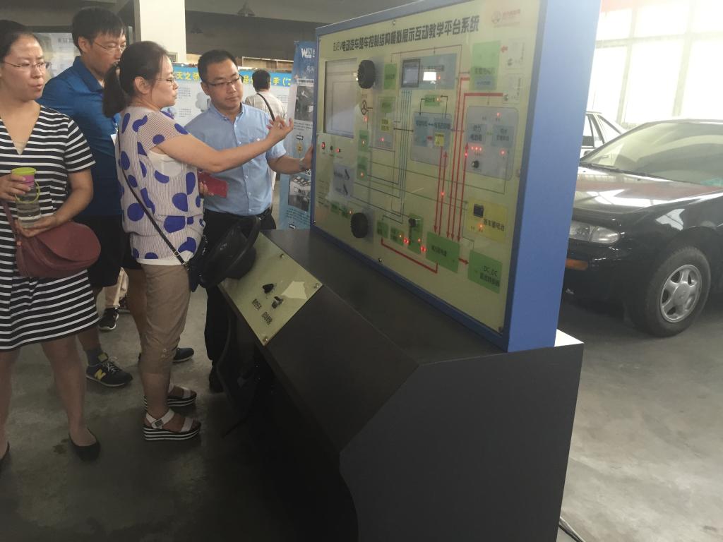 杨亚萍副院长参观车辆专业教学仪器